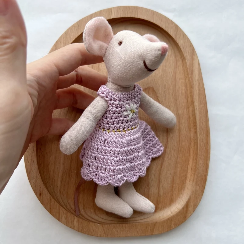 Miniatur handgenähte Leinenmaus Plüschtier mit gehäkeltem Kleid