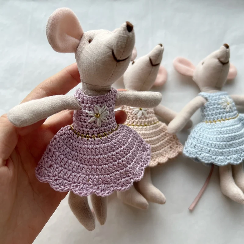 Handgefertigte Leinen-Plüschmauspuppe mit gehäkeltem Kleid und bestickten Details