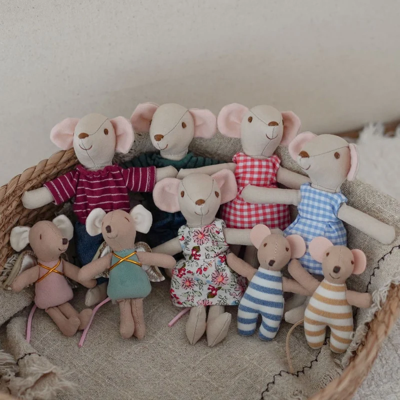Handgefertigte Leinen Maus Plüschpuppe mit gestreiftem Strickhemd und Jeanshose