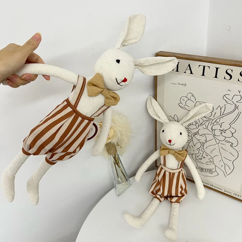 Handgefertigte Plüsch-Häschenpuppe mit floppy Ohren, gesticktem Gesicht und karierter Latzhose