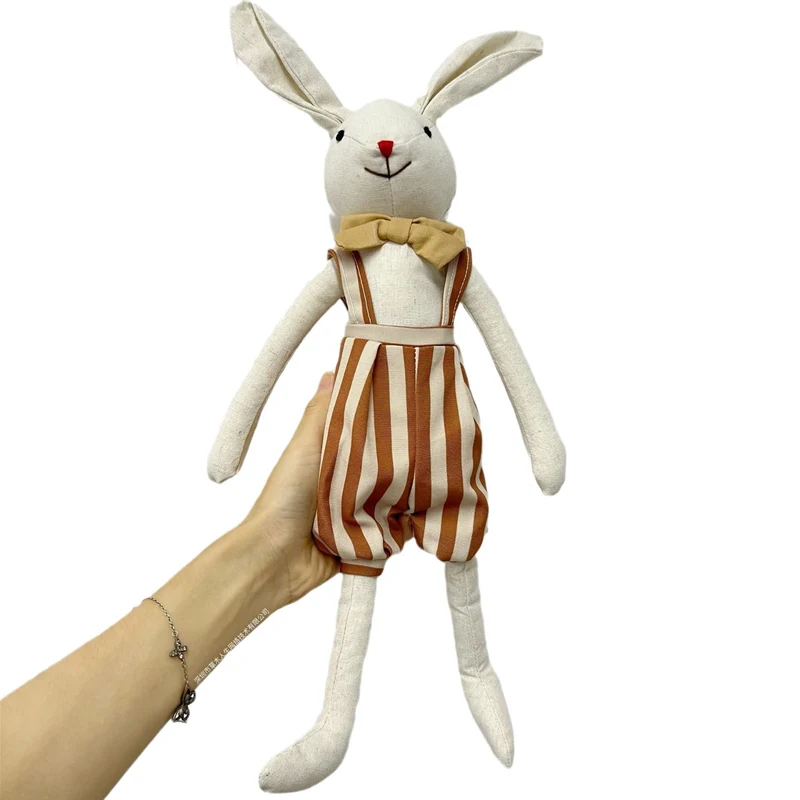Handgefertigte Plüsch-Häschenpuppe mit floppy Ohren, gesticktem Gesicht und karierter Latzhose