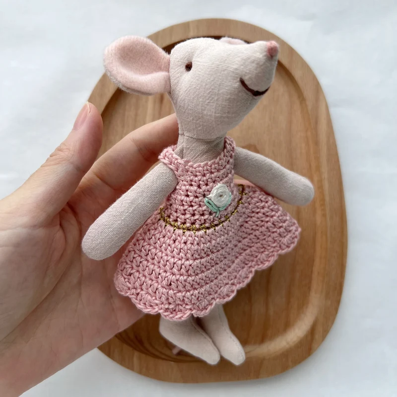 Handgefertigte Baumwoll-Plüschmaus Puppe mit gehäkeltem Kleid