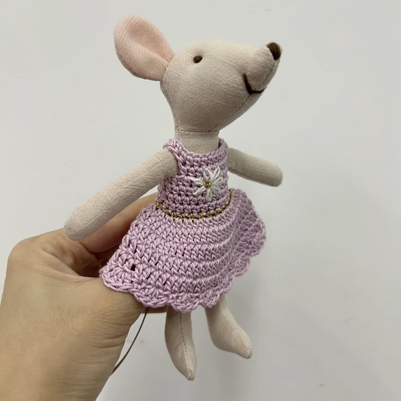 Handgefertigte Baumwoll-Plüschmaus Puppe mit gehäkeltem Kleid