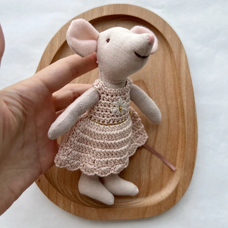 Handgefertigte Baumwoll-Plüschmaus Puppe mit gehäkeltem Kleid