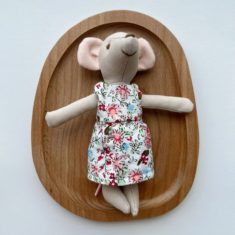 Handgefertigte Baumwolle Maus Puppe mit gehäkeltem Blumenkleid