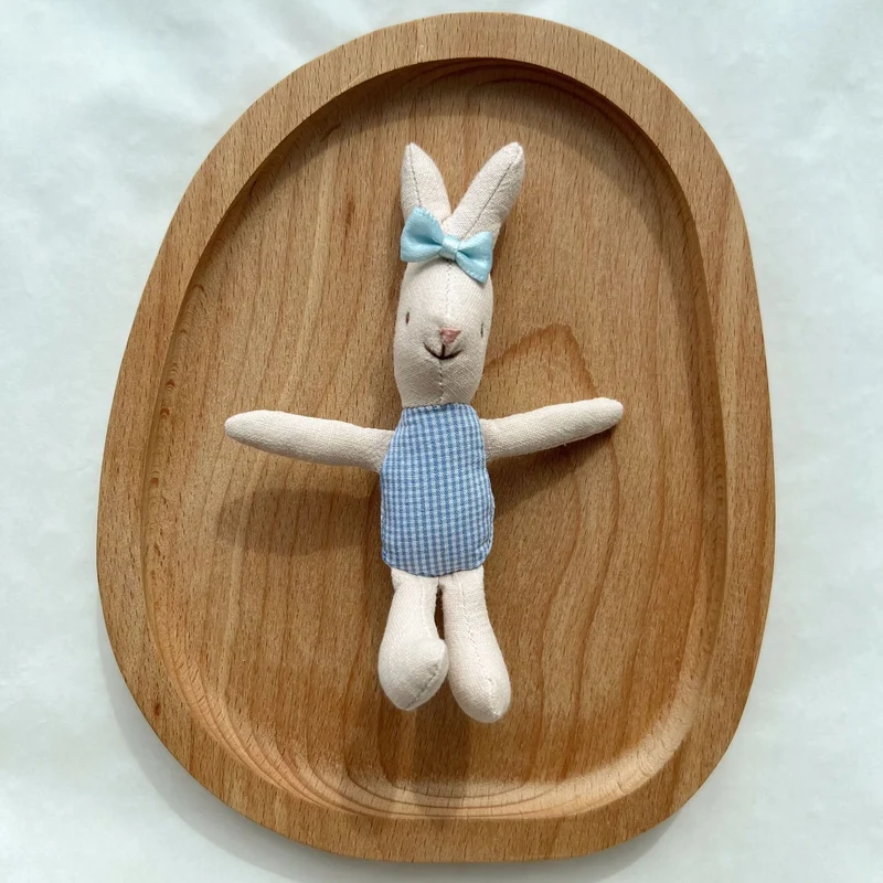 Handgenähte Leinen-Hasen-Schnuffeltuch-Puppe mit Karo-Taschenkleid
