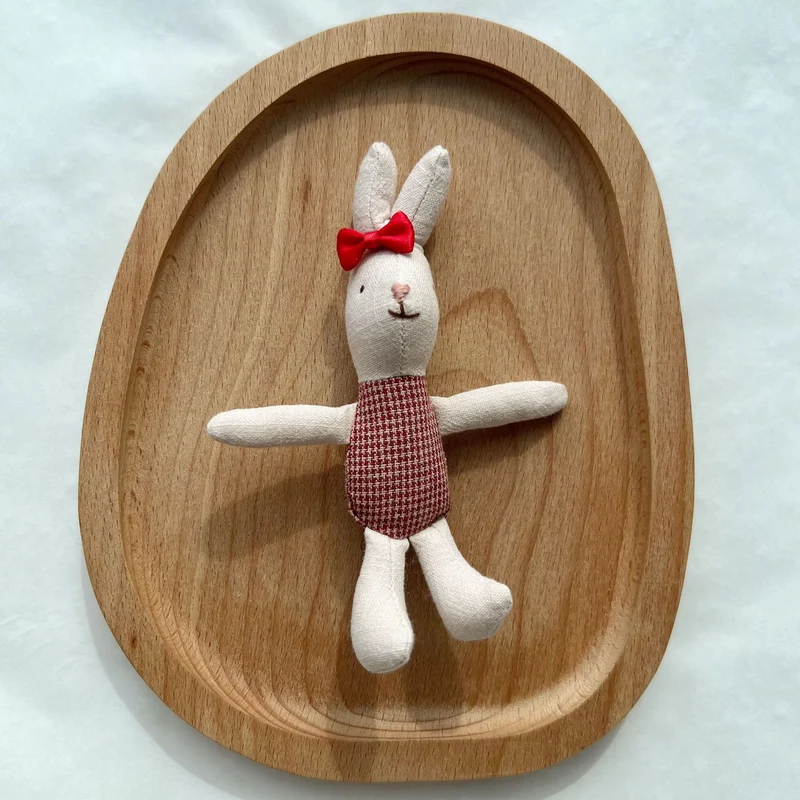 Handgenähte Leinen-Hasen-Schnuffeltuch-Puppe mit Karo-Taschenkleid