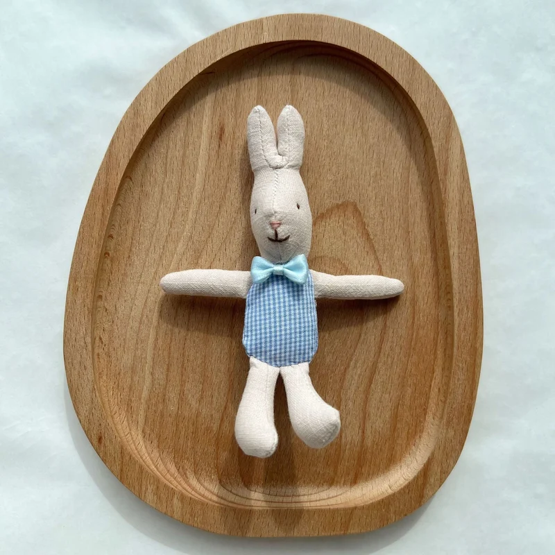 Handgenähte Leinen-Hasen-Schnuffeltuch-Puppe mit Karo-Taschenkleid