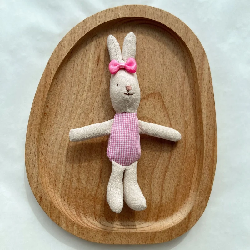 Handgenähte Leinen-Hasen-Schnuffeltuch-Puppe mit Karo-Taschenkleid