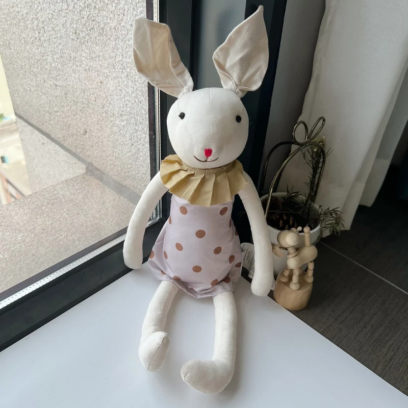 Handgefertigter Organic Cotton Langbein Bunny Plüsch mit besticktem Overall