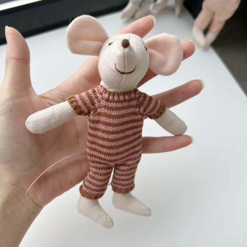 Handgefertigter Organic Cotton Langbein Bunny Plüsch mit besticktem Overall