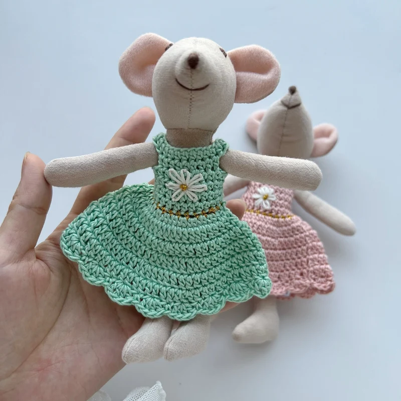 Handgefertigter Organic Cotton Langbein Bunny Plüsch mit besticktem Overall