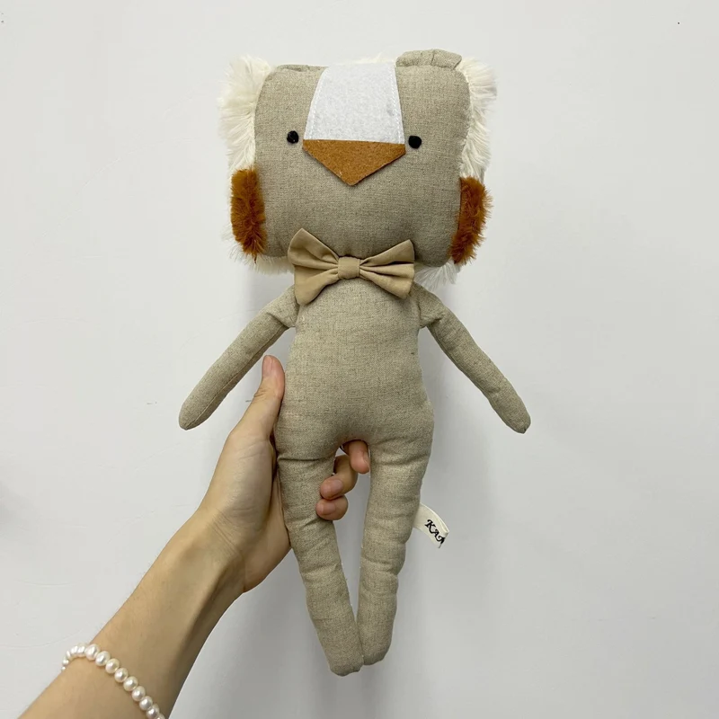 Handgefertigter Organic Cotton Langbein Bunny Plüsch mit besticktem Overall