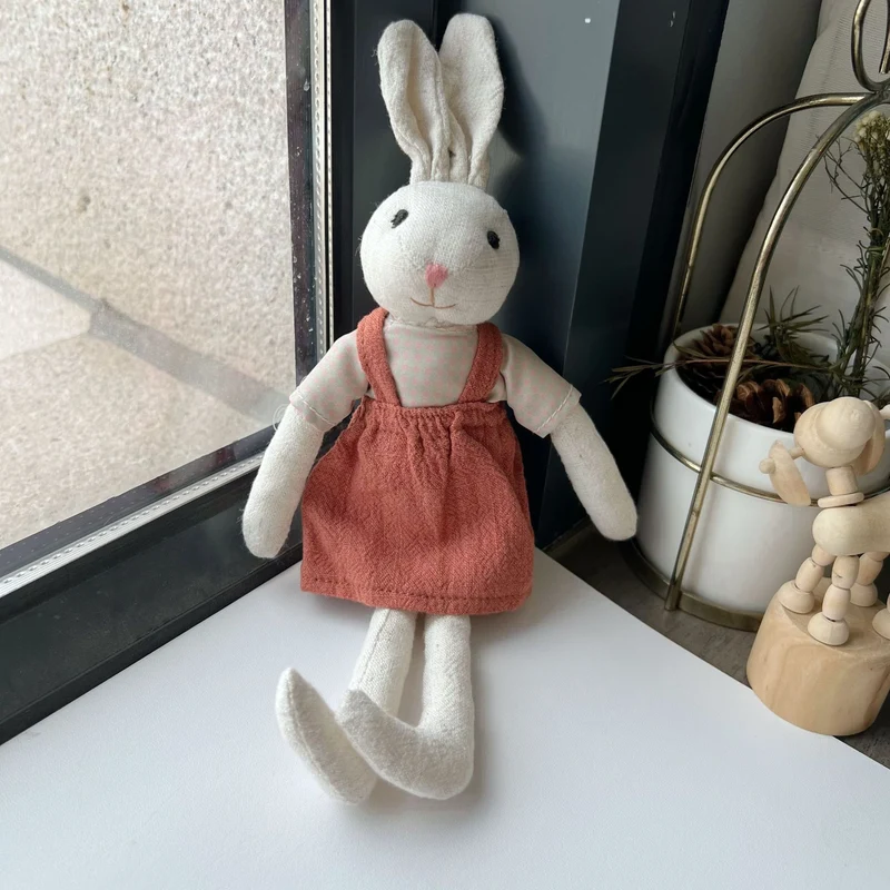 Handgefertigter Organic Cotton Langbein Bunny Plüsch mit besticktem Overall
