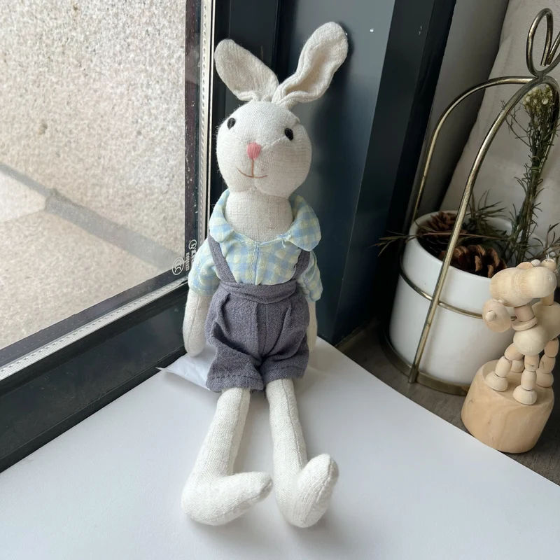 Handgefertigter Organic Cotton Langbein Bunny Plüsch mit besticktem Overall