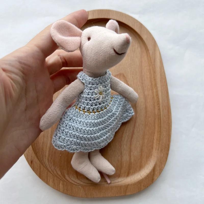 Handgemachte Leinenmaus Puppe mit gehäkeltem Kleid und bestickten Details