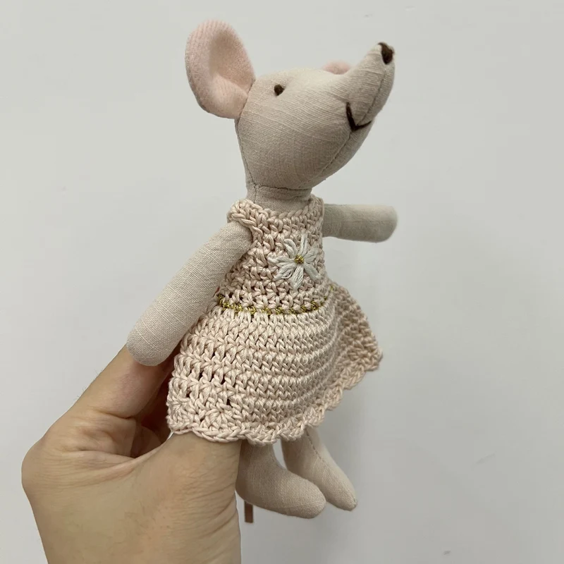 Handgemachte Leinenmaus Puppe mit gehäkeltem Kleid und bestickten Details