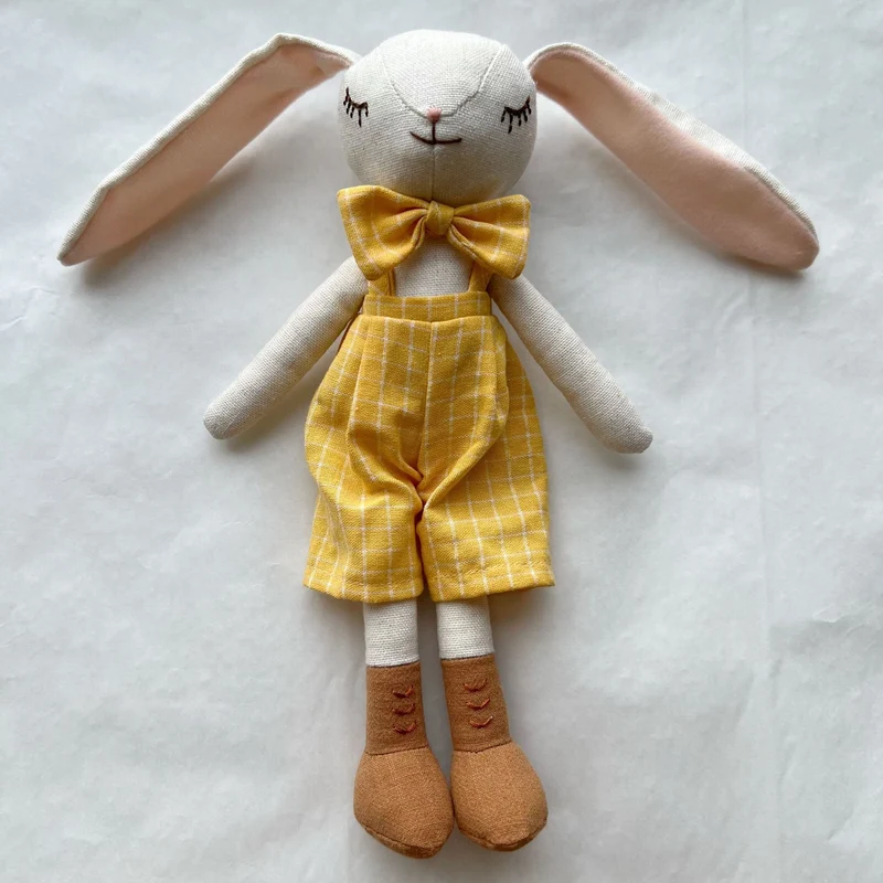 Handgemachte Leinen-Hase Weiche Stoffpuppe mit besticktem Latzkleid
