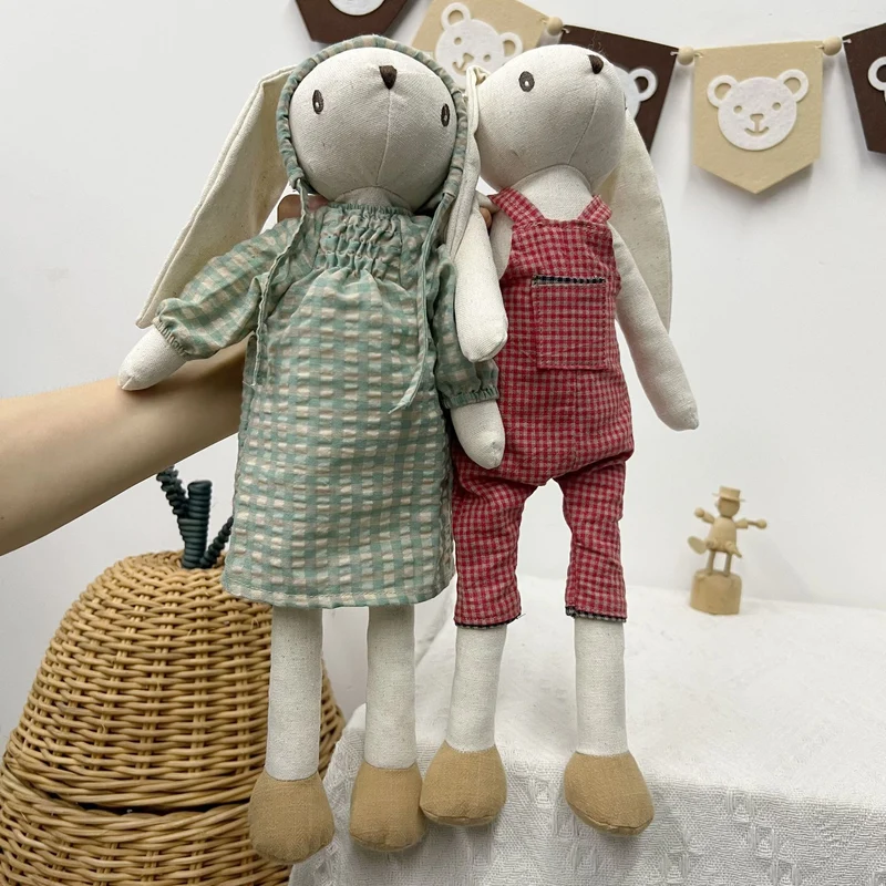 Handgefertigte Leinen-Hasenpuppe mit langen Ohren und Gingham-Latzhose