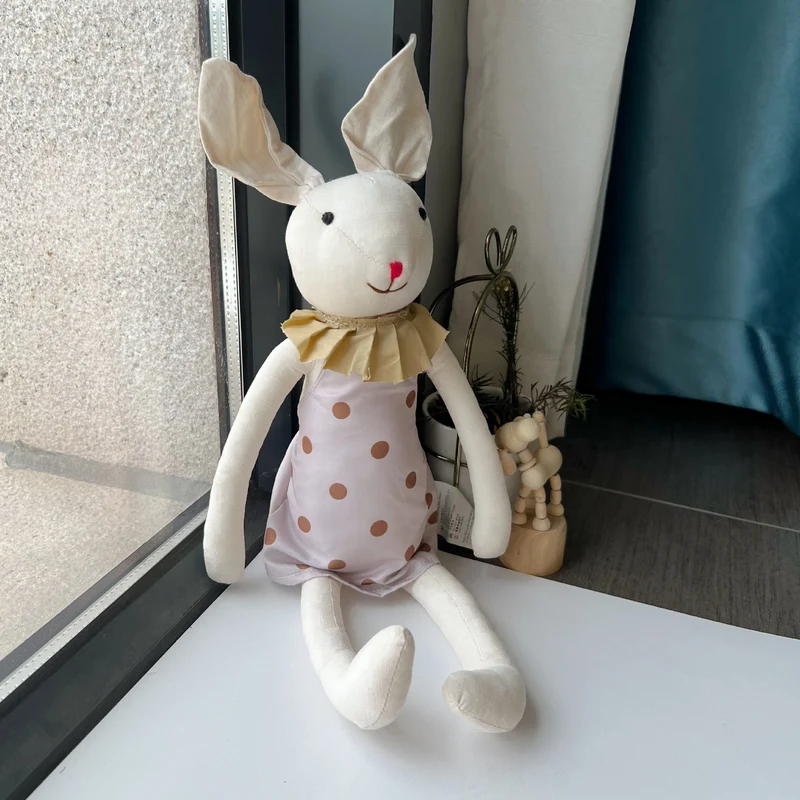 Handgemachte Leinenkaninchenpuppe mit kariertem Baumwollkleid