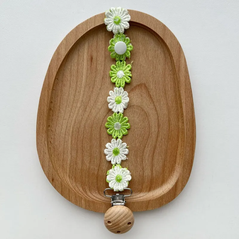 Handgemachter gehäkelter Gänseblümchen-Schnullerclip mit Holz-Sicherheitsklemme