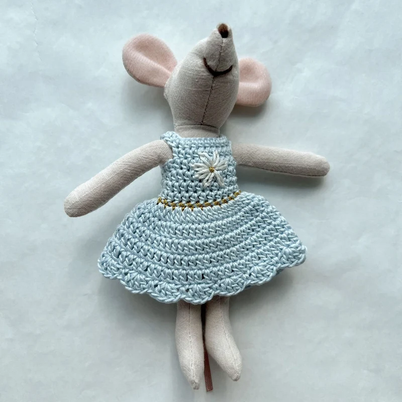 Handgefertigte Leinen-Baumwoll-Mauspuppe mit Häkelkleid und gestickter Blume