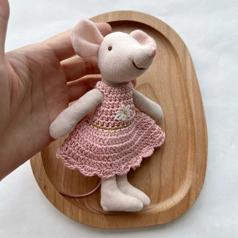 Handgefertigte Leinen-Baumwoll-Mauspuppe mit Häkelkleid und gestickter Blume
