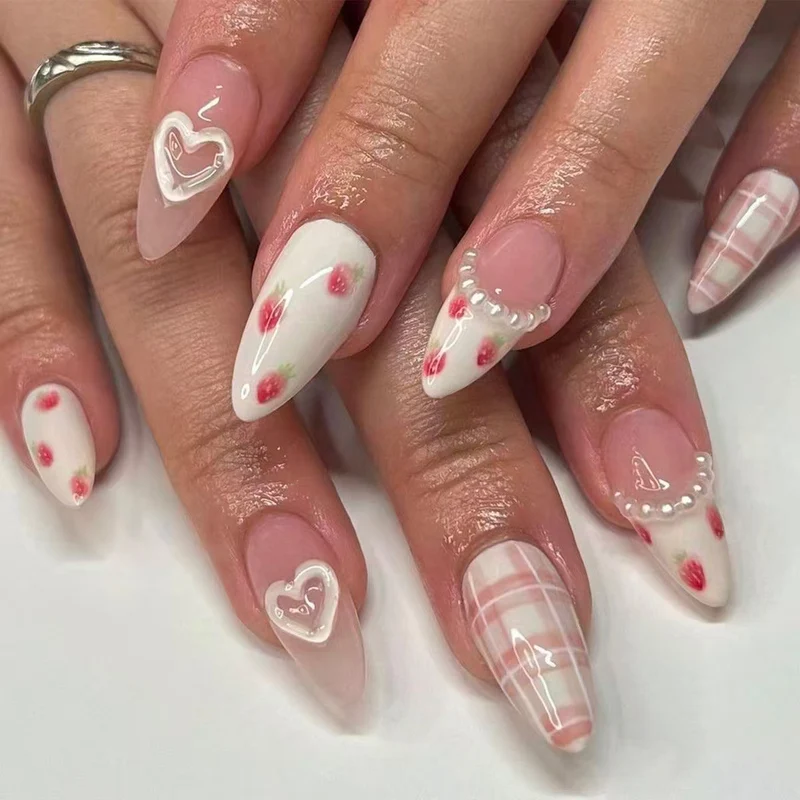 Herz- und Blumenmuster Press-On Nagelkunst Set
