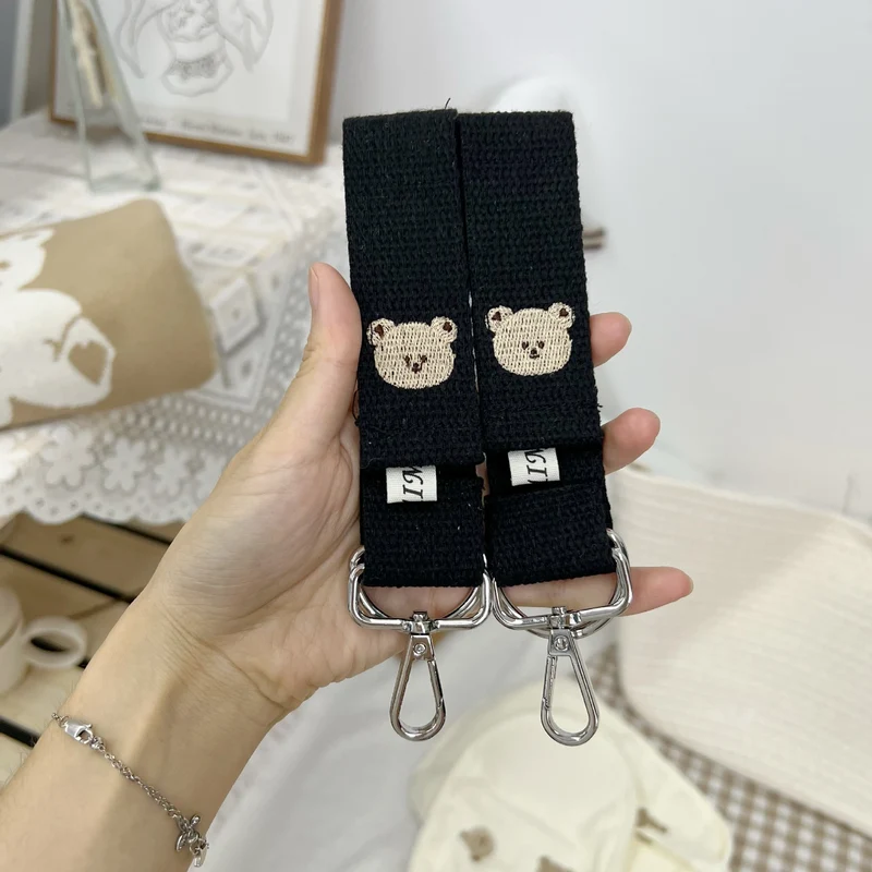 Abnehmbare gewebte Tasche mit gesticktem Bären und silbernen Drehclips