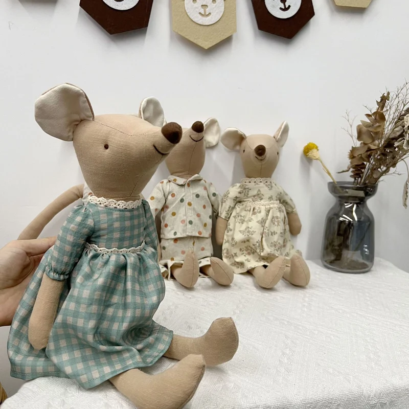 Handgefertigte Maus-Plüschpuppe aus Leinenmischung mit karierter Latzhose