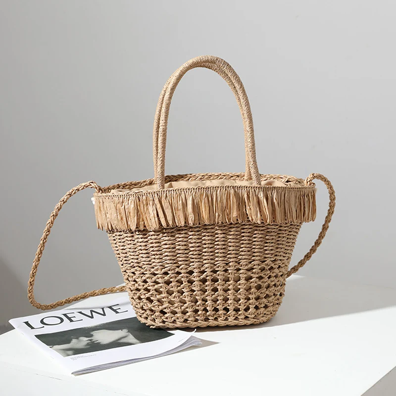 Geflochtene Strohtasche mit dekorativer Quaste Skanto