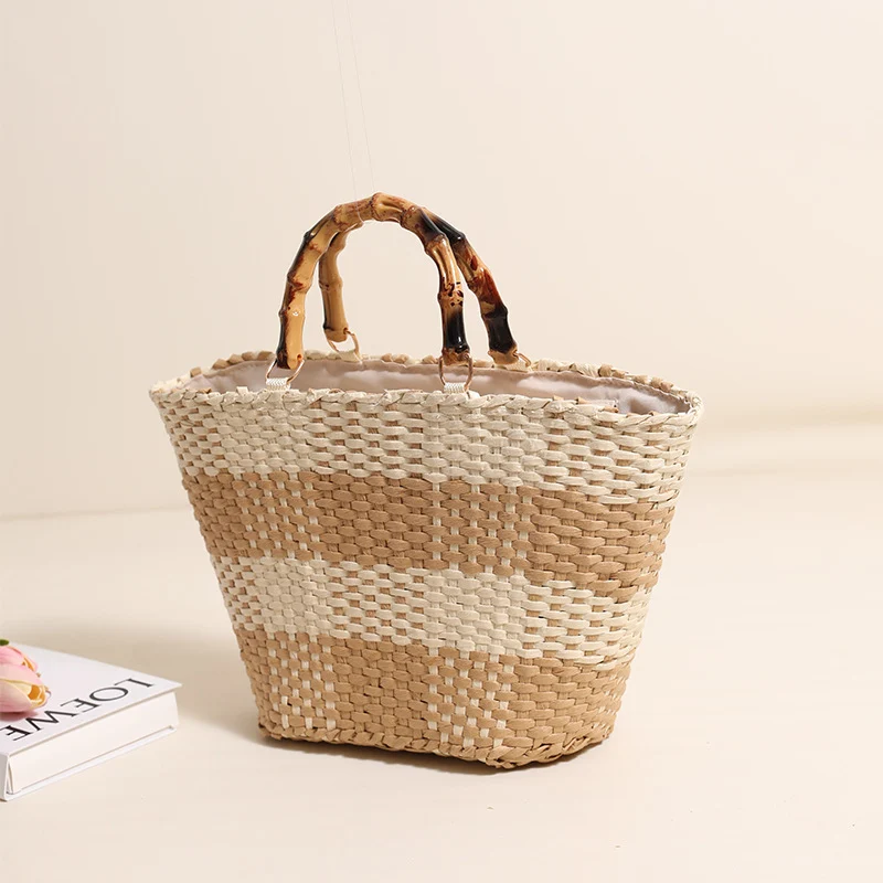 Geflochtene Strohtasche mit Bambusgriff und dekorativem Futter Skanto