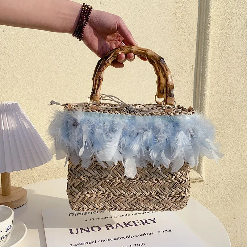 Elegante Handtasche mit Federn und Bambusgriff Skanto