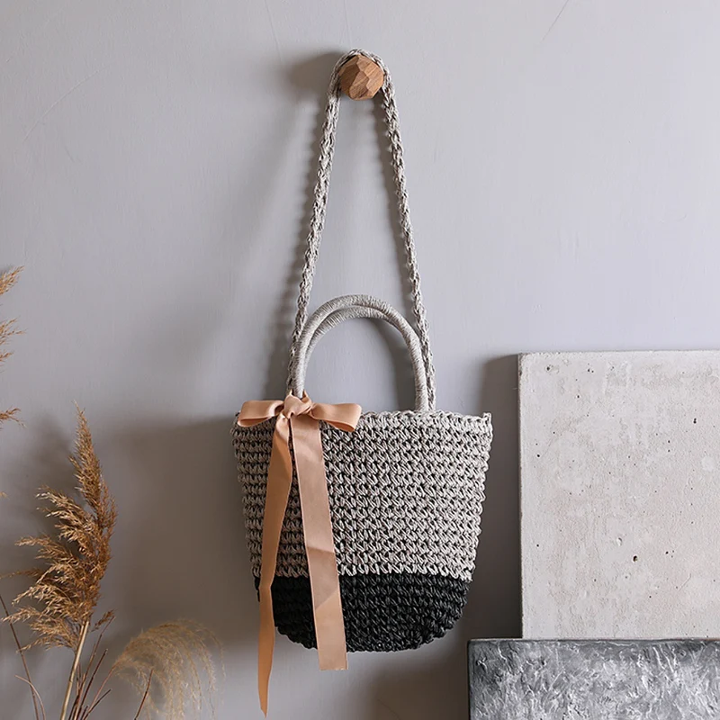 Korbtasche mit stilvollen Griffen und dekorativer Schleife Skanto