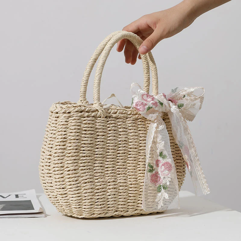 Elegante Strohtasche mit Blumen-Schleifendetail Skanto