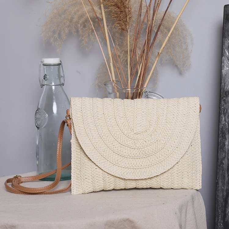 Handtasche aus hochwertigem geflochtenem Raffia mit elegantem Klappenverschluss Skanto
