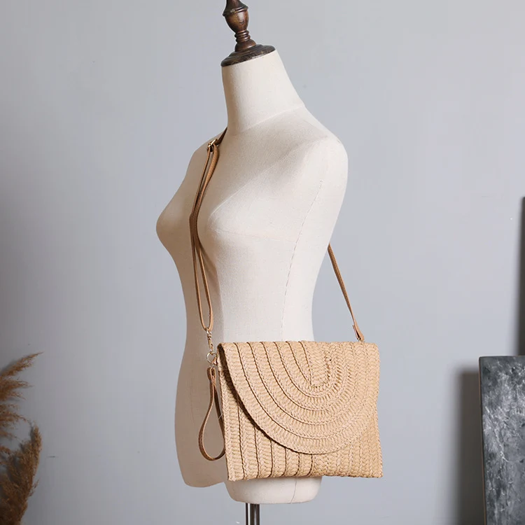 Handtasche aus hochwertigem geflochtenem Raffia mit elegantem Klappenverschluss Skanto