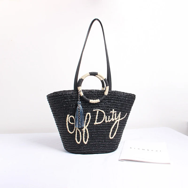 Designer Strohtasche mit verspieltem Text und dekorativem Pompon Skanto