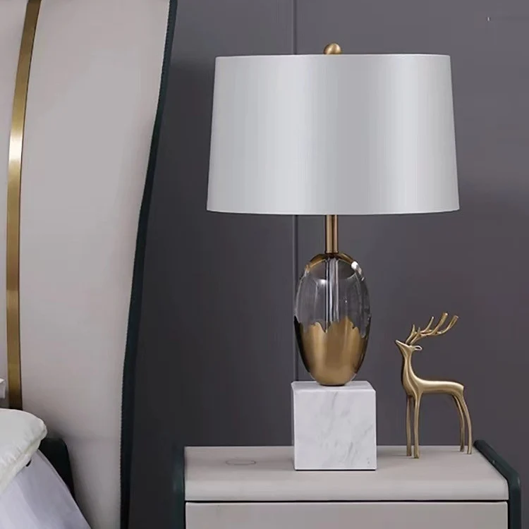 Elegante Glas- und Metalltischlampe