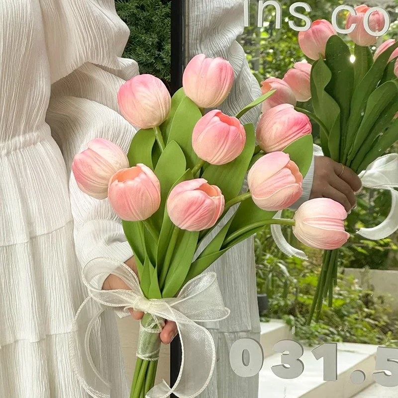 Realistischer Tulpenblumenstrauß