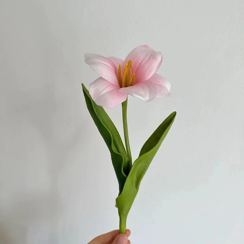 Realistischer Seidenblumenstrauß