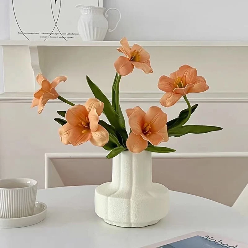 Realistischer Seidenblumenstrauß