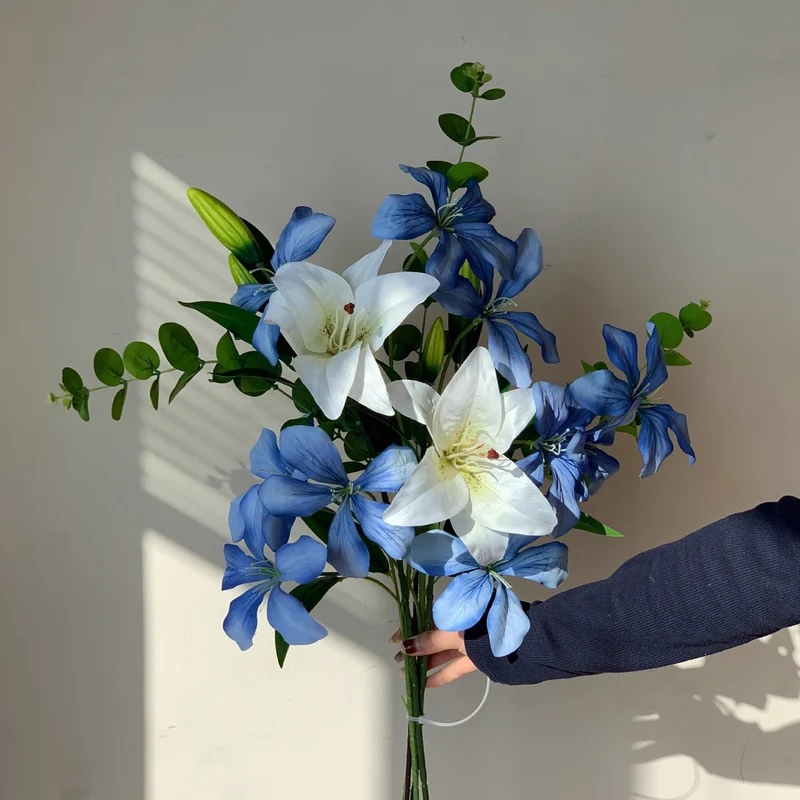 Lebensechte Blumenarrangement mit Eukalyptus