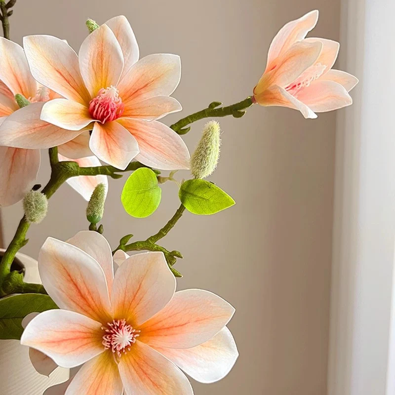 Lebensechte Blumenarrangement in elegantem Vase