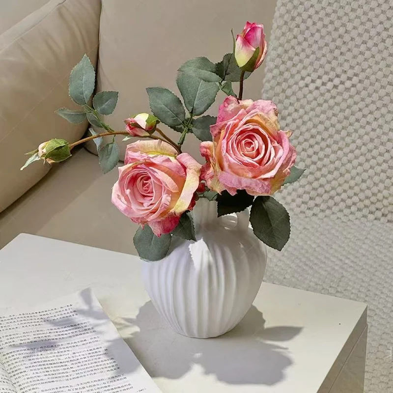 Lebensechte Blumenarrangement