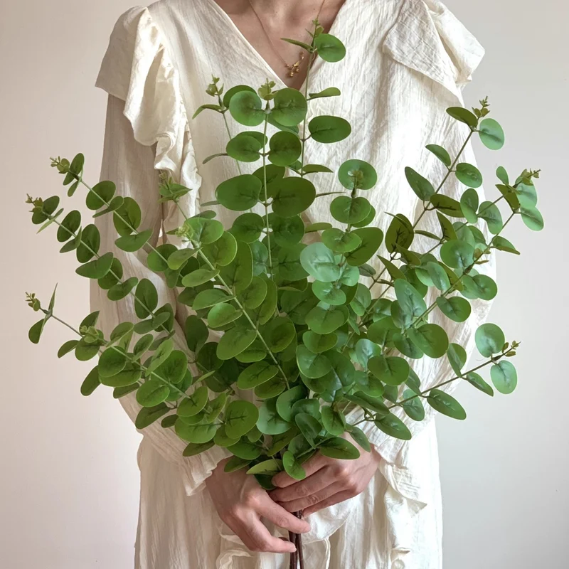 Lebensechte Eukalyptus Pflanzenarrangement