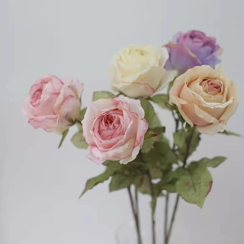 Lebensechtes dekoratives Rosenarrangement