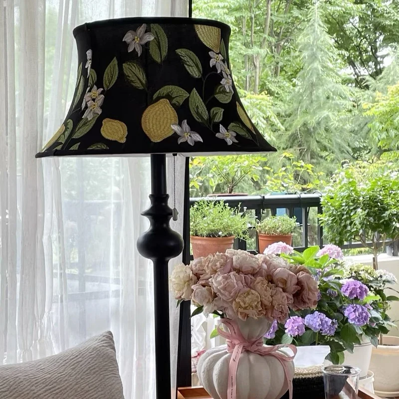 Künstlerische Stehlampe