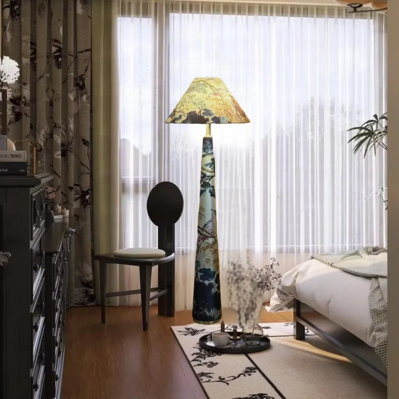 Künstlerische Kegelstehlampe