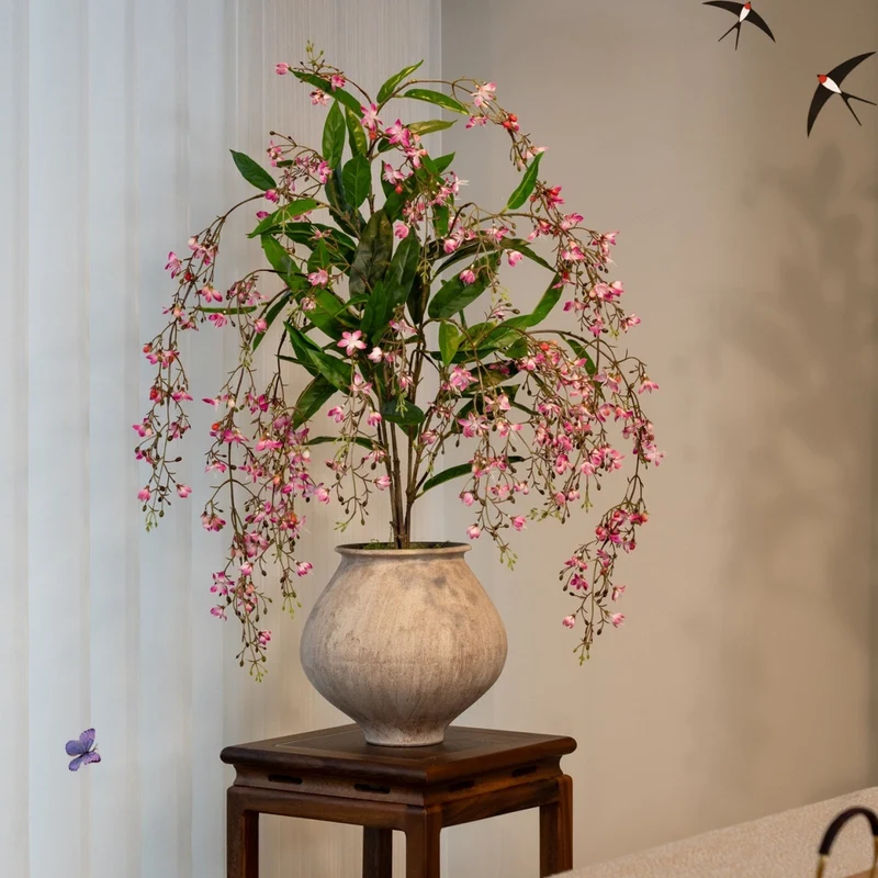 Lebensechte Orchideenblütenarrangement